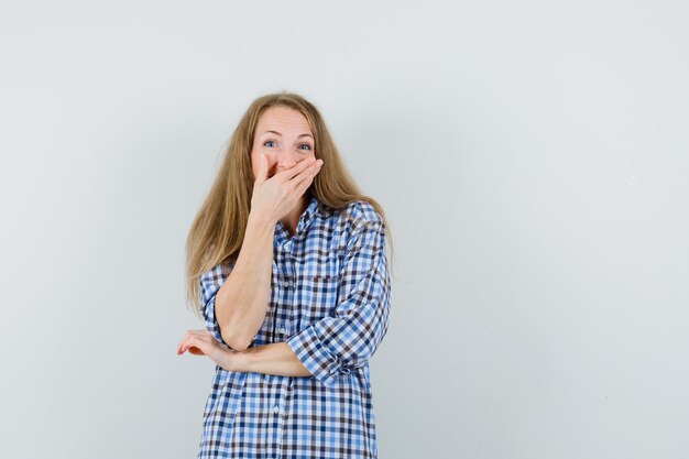 Blondynka W Koszuli, Trzymając Dłoń Na Ustach, śmiejąc Się