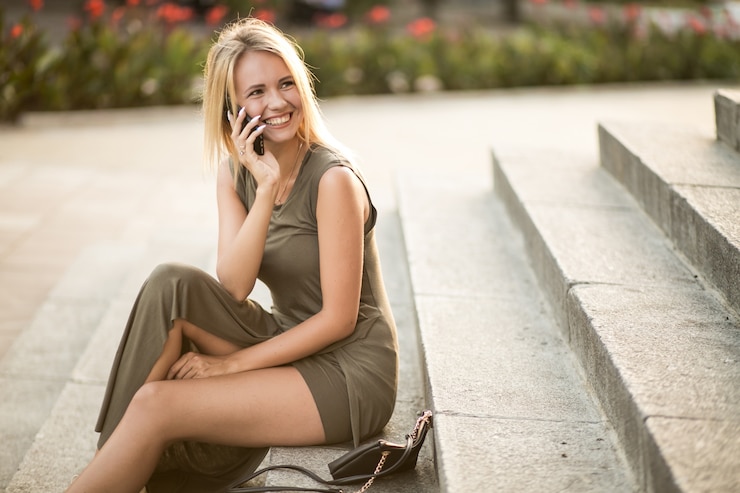 Bezpłatny plik Zdjęcie blondynka z telefonu