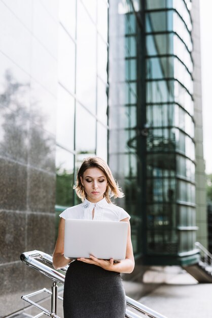 Blondynki Bizneswomanu Młoda Pozycja Przed Budynkiem Biurowym Używać Laptop