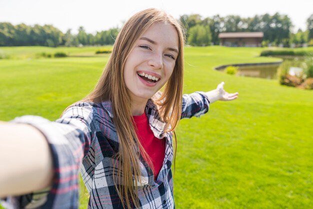 Blondynki dziewczyna bierze selfie z pięknym tłem