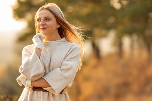 Blondynki kobieta cieszy się światło słoneczne podczas gdy patrzejący daleko od