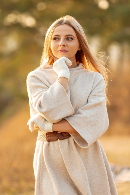 Blondynki kobieta patrzeje daleko od outside