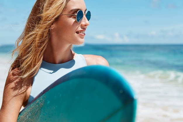 Blondynki Kobieta Z Deską Surfingową Na Plaży