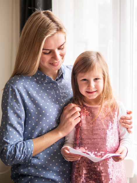 Blondynki matka i śliczna młoda dziewczyna wpólnie