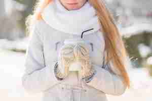 Bezpłatne zdjęcie blondynki młoda kobieta trzyma rozporządzalną filiżankę w jej rękach