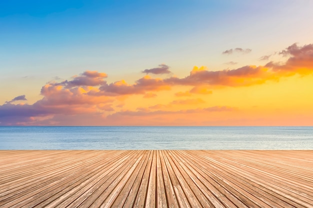 Boardwalk skały skyline horyzont latem tle