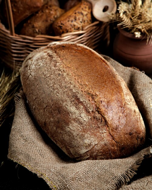 Bochenek chleba z mąką pełnoziarnistą