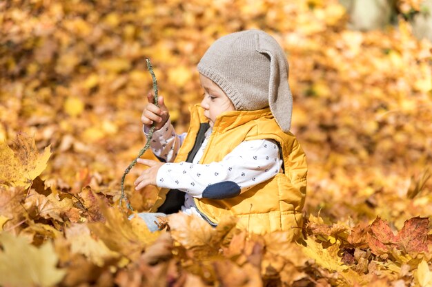 Bocznego widoku dziecko z kapeluszem bawić się outdoors