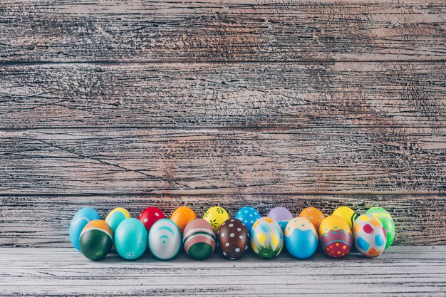 Bocznego widoku Easter jajka na lekkim drewnianym tle.