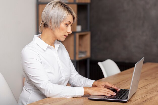 Bocznego Widoku Kobieta Pracuje Na Laptopie