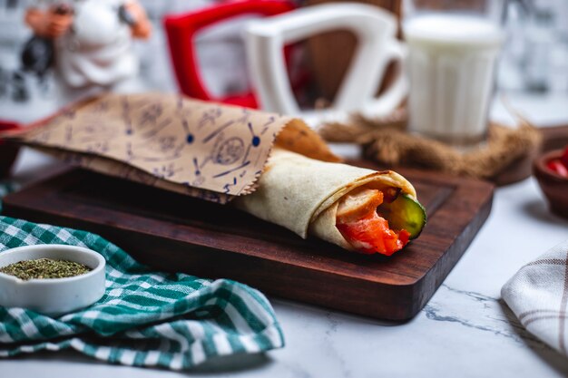 Bocznego widoku kurczak doner w pita chlebie na blackboard