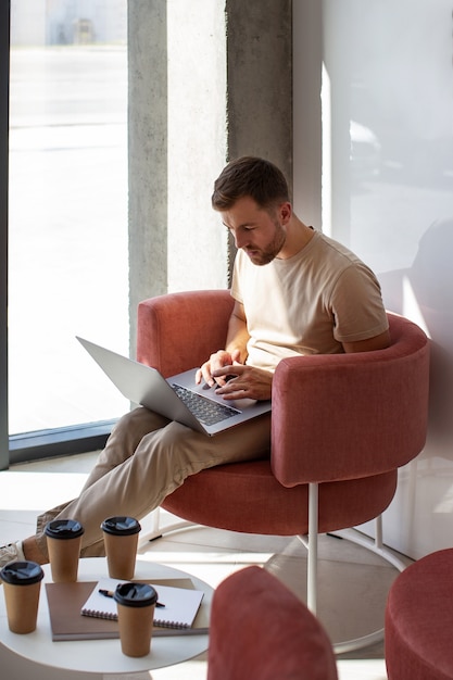 Bocznego Widoku Mężczyzna Pracuje Na Laptopie