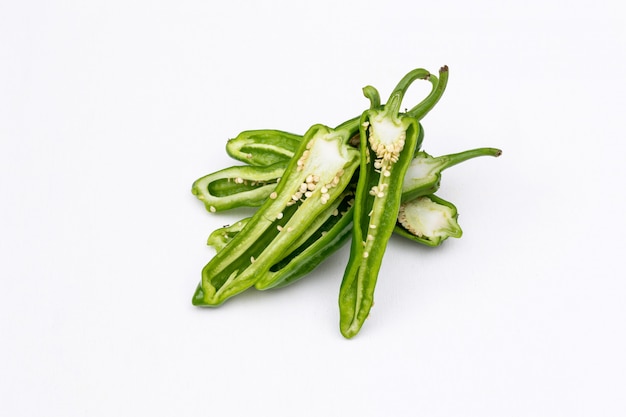 Bocznego widoku zielony chili pieprz pokrajać