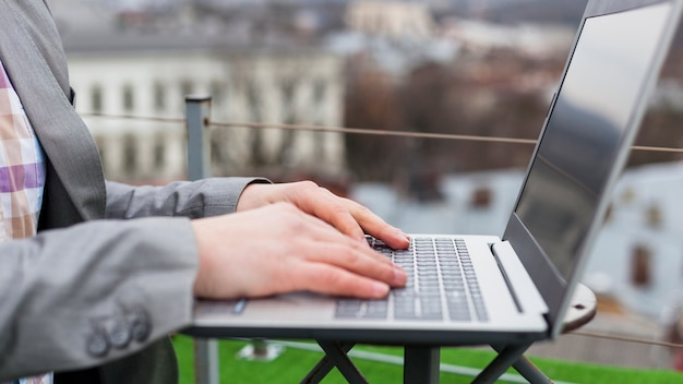 Bezpłatne zdjęcie boczny widok biznesmen używa laptop