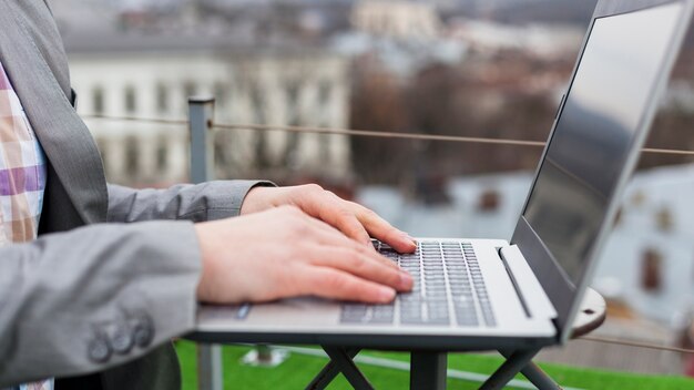 Boczny widok biznesmen używa laptop