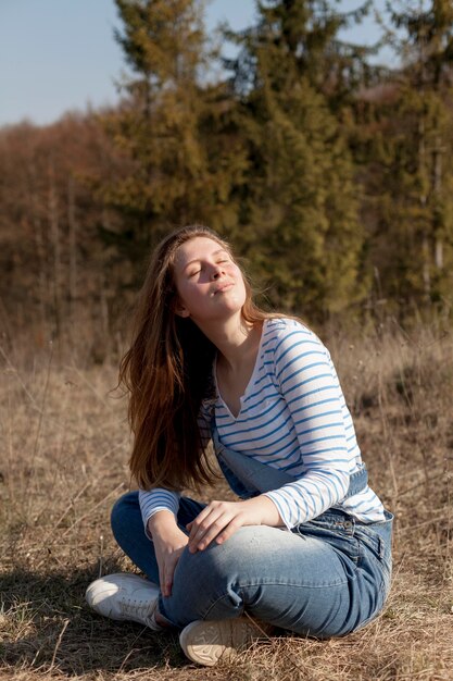 Boczny widok cieszy się jej czas w naturze kobieta