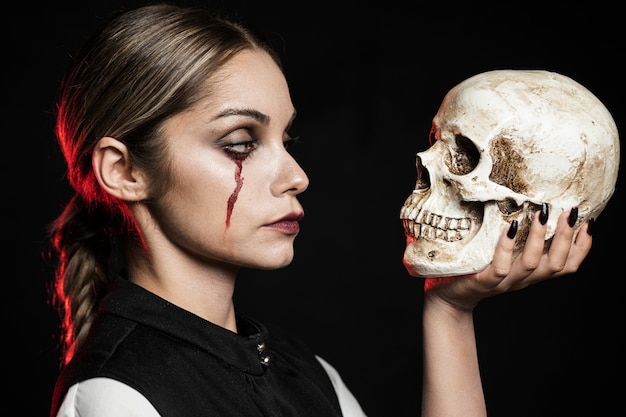 Boczny widok kobiety mienia czaszka