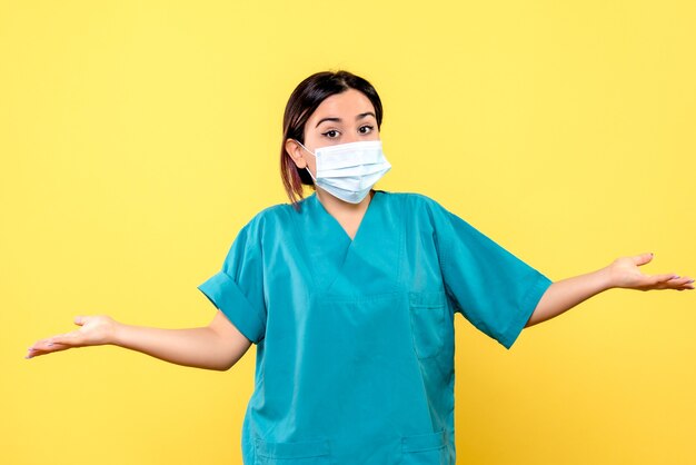 Boczny widok lekarza mówi o maskach podczas pandemii