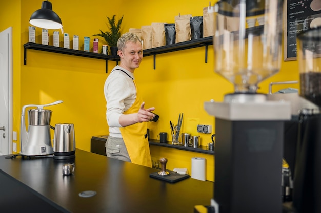 Boczny Widok Męski Barista W Sklepie