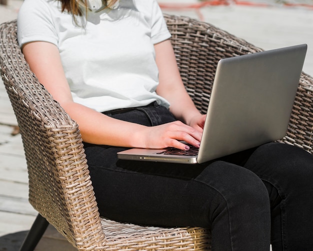 Boczny widok outdoors pracuje na laptopie kobieta