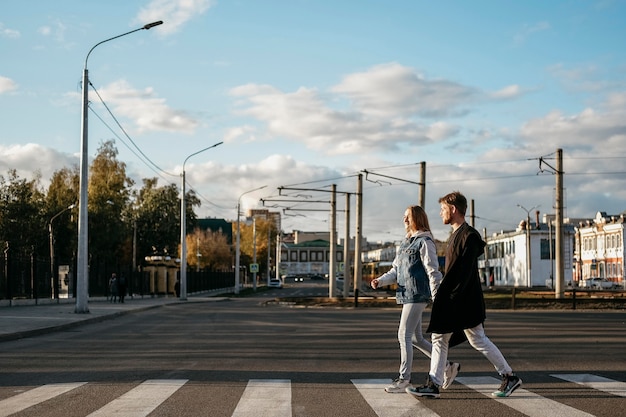 Boczny widok pary na spacerze po mieście