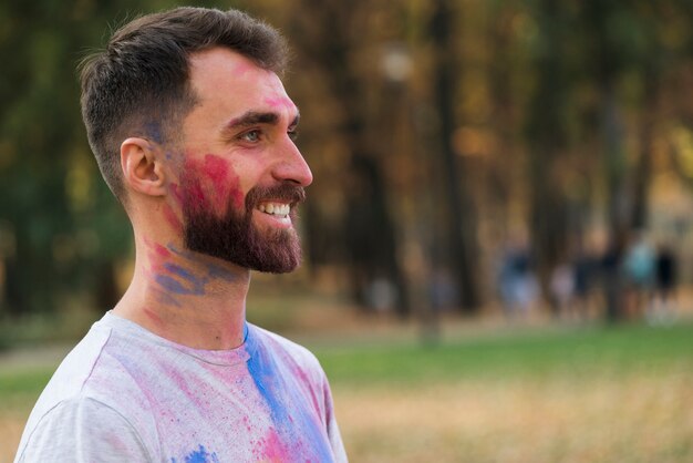 Boczny widok szczęśliwy mężczyzna przy holi festiwalem