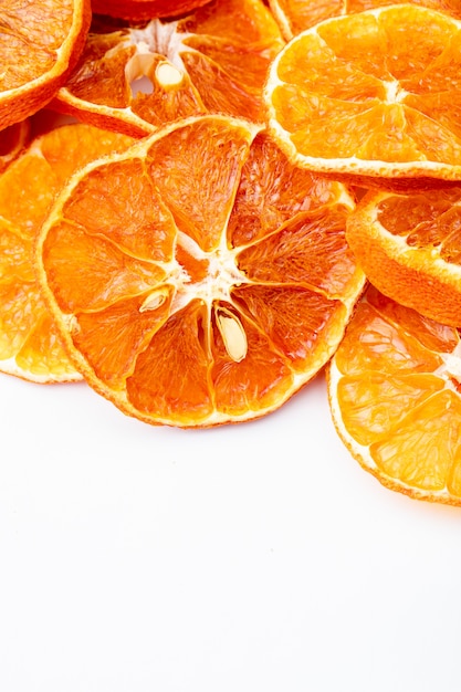 Boczny widok wysuszeni pomarańcze plasterki odizolowywający na białym tle