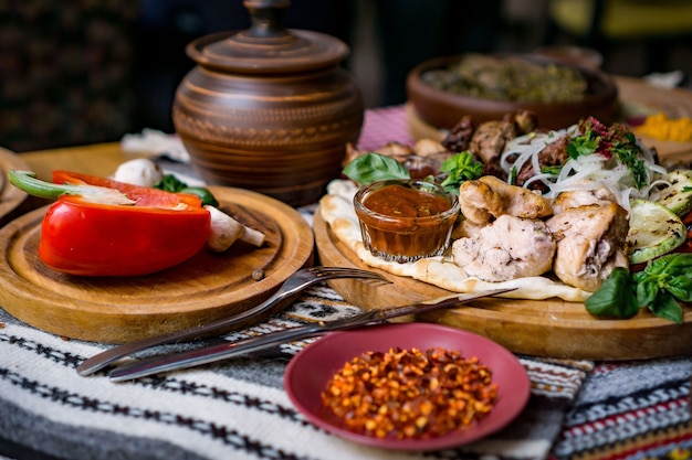 Bogato zastawione dania kuchni gruzińskiej, dużo pysznego jedzenia, wina, owoców i pieczonego mięsa