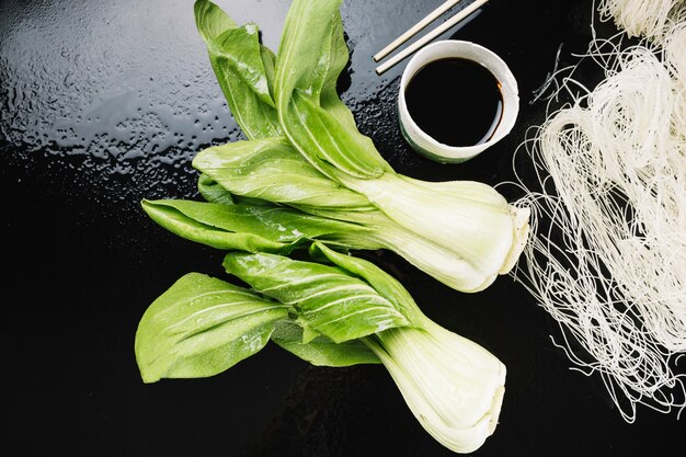 Bok choy na czarnym tle