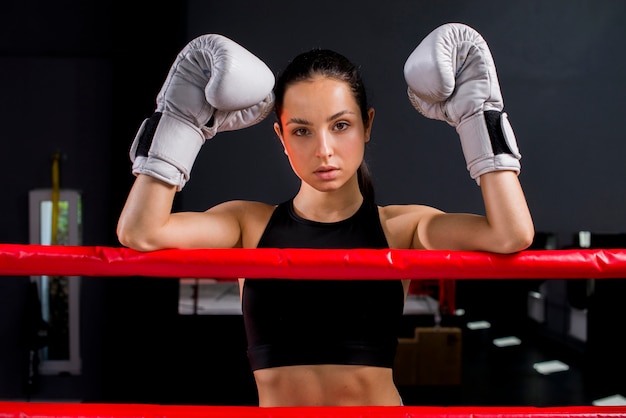 Bezpłatne zdjęcie bokser dziewczyna pozuje na siłowni