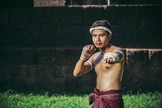 Bezpłatne zdjęcie bokser zawiązał sznur w dłoni i przeprowadził walkę, sztuki walki muay thai.