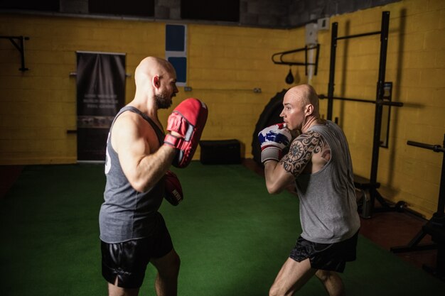 Bokserzy ćwiczący boks w studio fitness