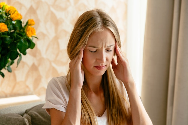 Ból głowy kobiety, ból głowy i koncepcja stresu lub depresji.