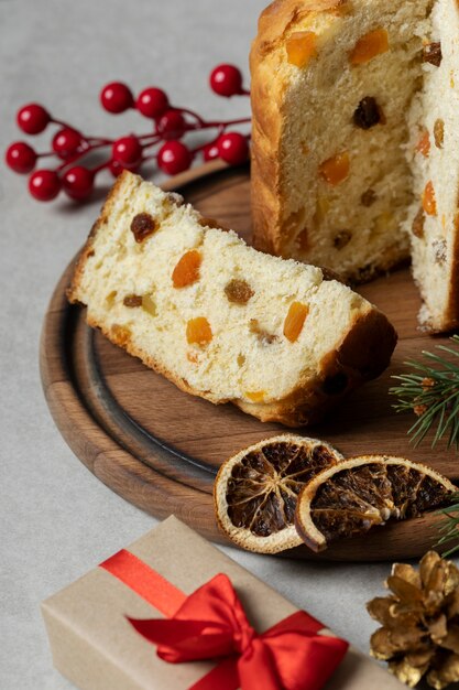 Bezpłatne zdjęcie boże narodzenie panettone wysoki kąt