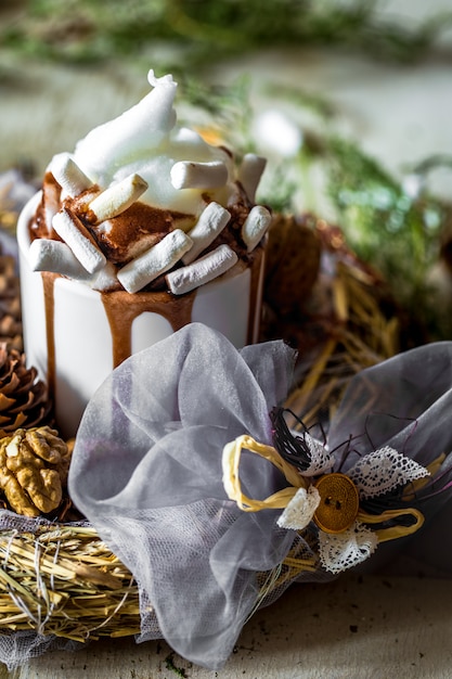 Bezpłatne zdjęcie boże narodzenie skład cup of cocoa with marshmallows, on wood