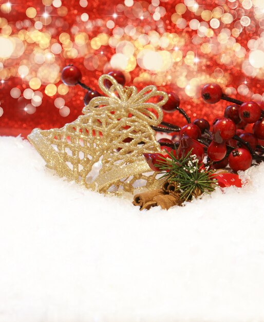 Boże Narodzenie w tle z dekoracjami położony w śniegu