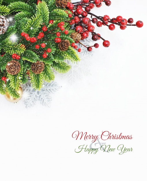 Boże Narodzenie w tle z wieńcem jagody dekoracji na białym
