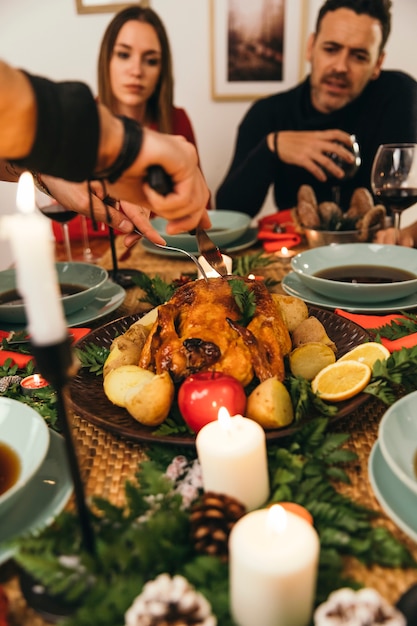 Bożenarodzeniowy gość restauracji z indykiem na stole