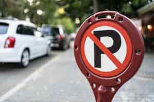 Bezpłatne zdjęcie brak znaku automatycznego parkowania na ulicy w mieście