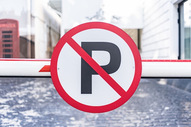 Brak znaku automatycznego parkowania przykręconego do bariery w mieście