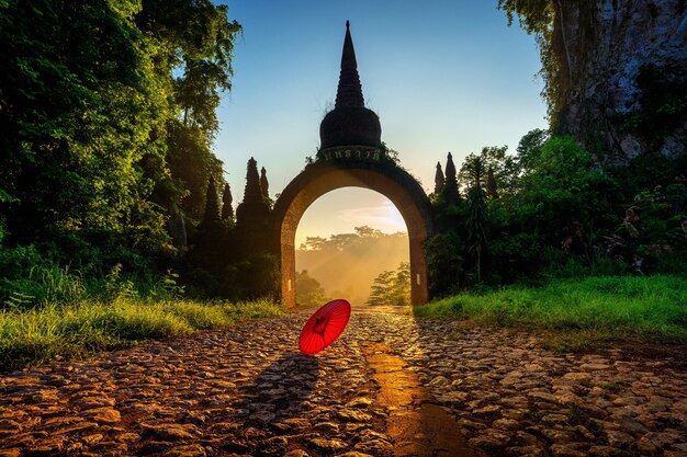 Bezpłatne zdjęcie brama khao na nai luang dharma park o wschodzie słońca w surat thani, tajlandia.