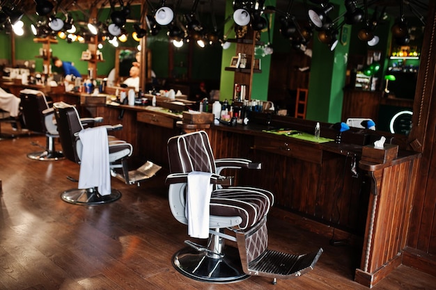 Bezpłatne zdjęcie brązowe skórzane krzesła w stylu vintage w stylowym salonie fryzjerskim