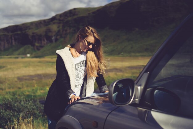 Brązowe włosy dziewczyna siedzi pojazdu