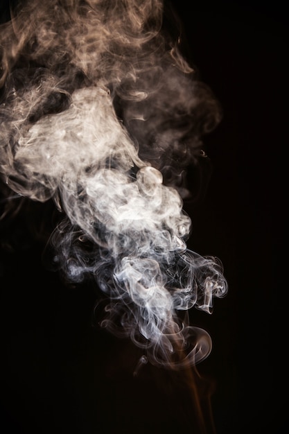 Brązowy falisty dym na czarnym tle