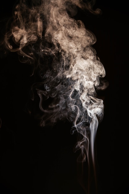 Bezpłatne zdjęcie brązowy falisty dym na czarnym tle
