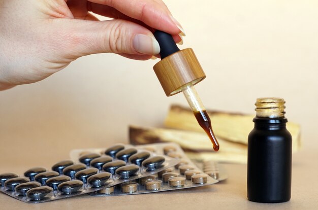 Brązowy lek naturalny w małej buteleczce z pipetą