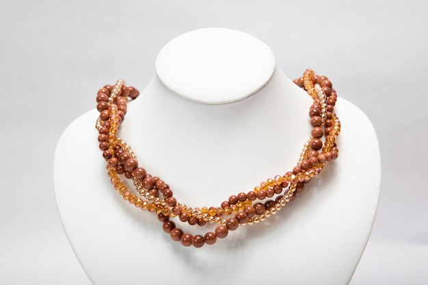 Bezpłatne zdjęcie brązowy naszyjnik biżuteryjny wykonany z koralików