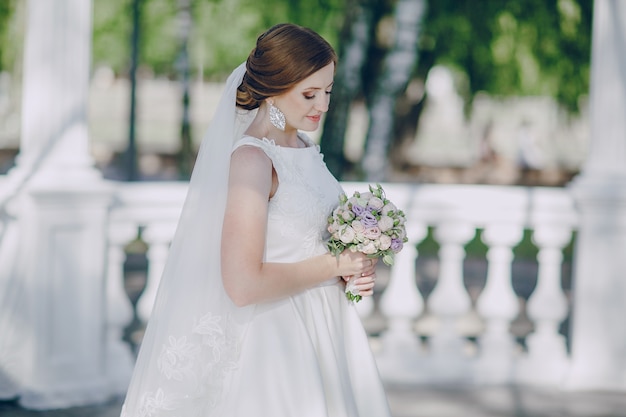 Bride patrząc jej bukiet