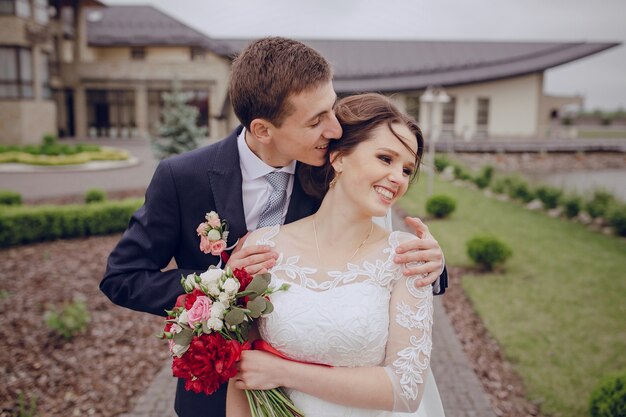 Bride śmiejąc się z jej mężem śmieszne