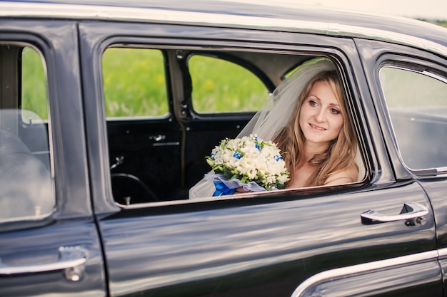 Bride uśmiechnięte w samochodzie